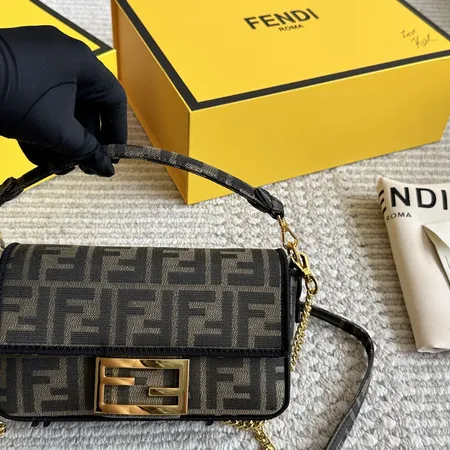 フェンディ ショルダーバッグ