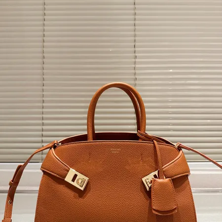 フェラガモ ハンドバッグ