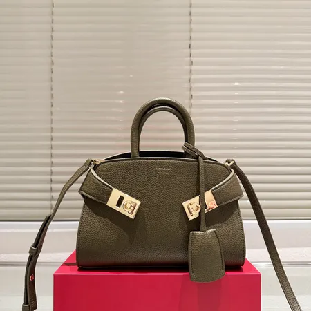 フェラガモ ハンドバッグ