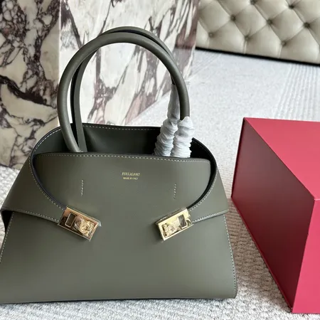 フェラガモ ハンドバッグ