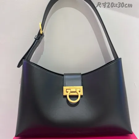 フェラガモ ハンドバッグ