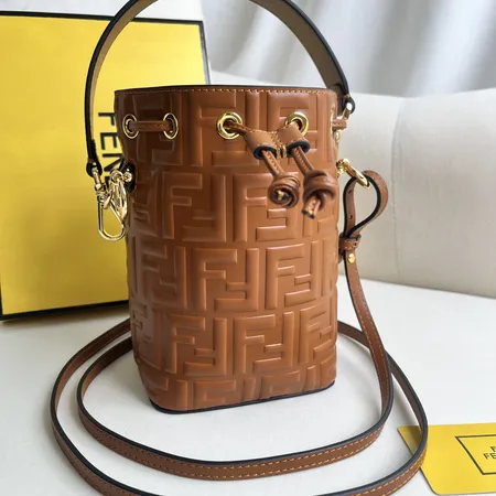 フェンディ ショルダーバッグ