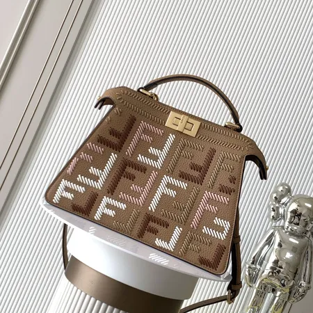 フェンディ ハンドバッグ