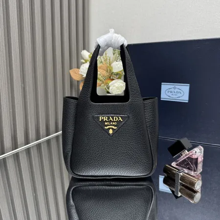 プラダ ハンドバッグ