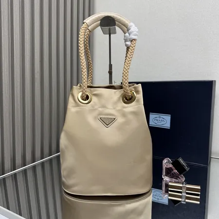 プラダ ハンドバッグ