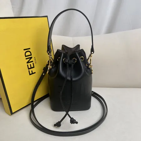 フェンディ ショルダーバッグ