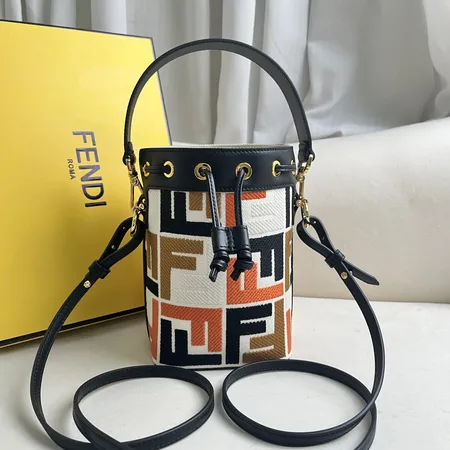 フェンディ ショルダーバッグ