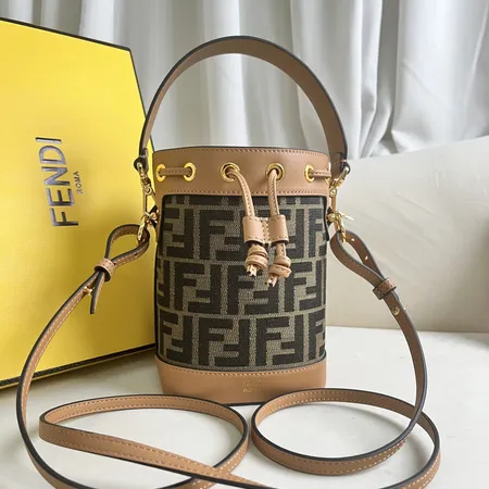 フェンディ ショルダーバッグ