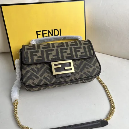 フェンディ ショルダーバッグ