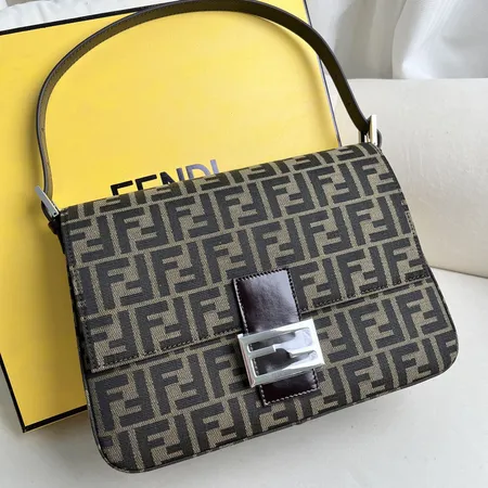 フェンディ ショルダーバッグ