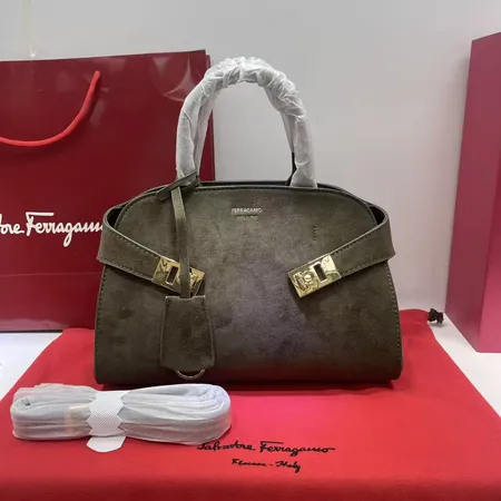 フェラガモ ハンドバッグ