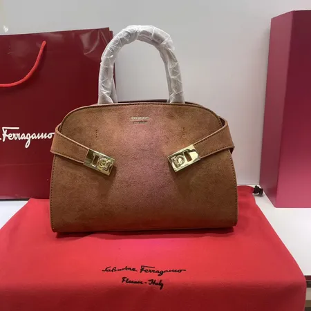 フェラガモ ハンドバッグ