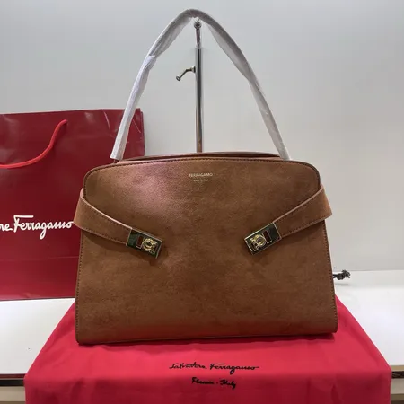 フェラガモ ハンドバッグ