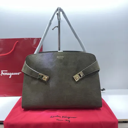 フェラガモ ハンドバッグ