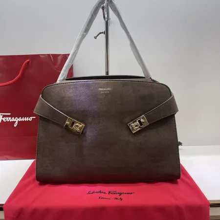 フェラガモ ハンドバッグ