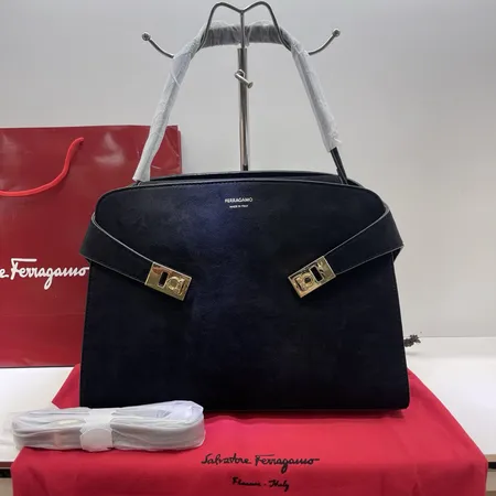 フェラガモ ハンドバッグ