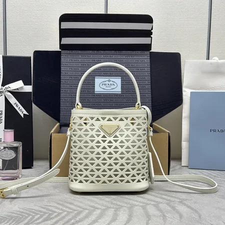 プラダ ハンドバッグ