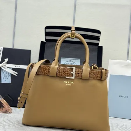 プラダ ハンドバッグ