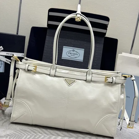 プラダ ハンドバッグ