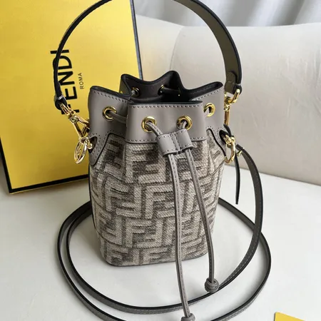 フェンディ ショルダーバッグ