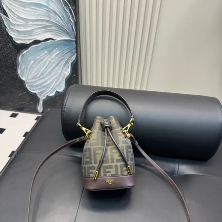 フェンディ ハンドバッグ