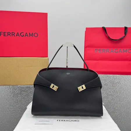 フェラガモ ハンドバッグ