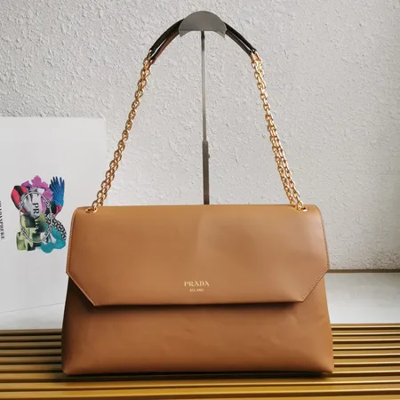 プラダ ハンドバッグ