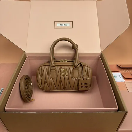 ミュウミュウ ハンドバッグ