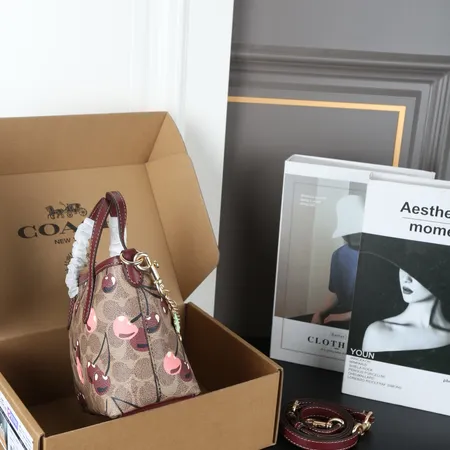 コーチ ハンドバッグ