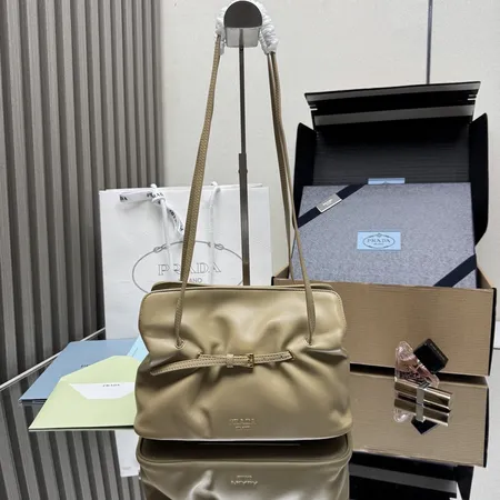 プラダ ハンドバッグ