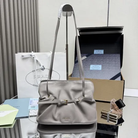 プラダ ハンドバッグ