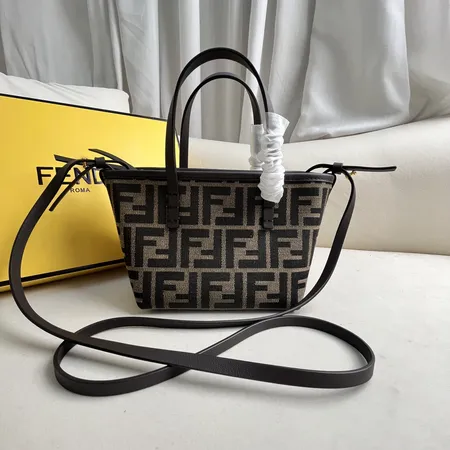 フェンディ ハンドバッグ