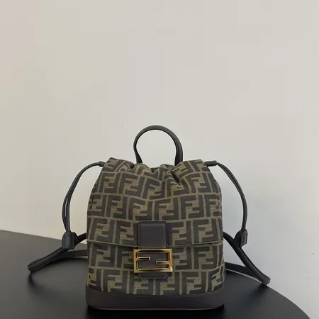 フェンディ ハンドバッグ