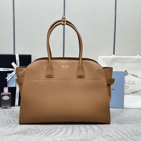プラダ ハンドバッグ