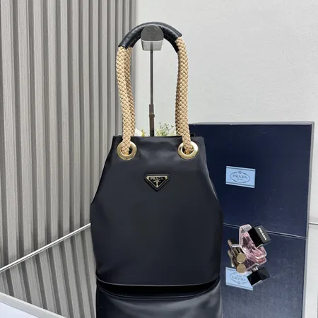 プラダ ハンドバッグ