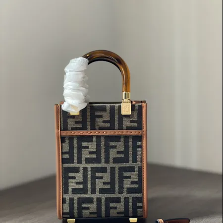 フェンディ ハンドバッグ