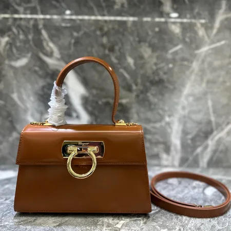 フェラガモ ハンドバッグ