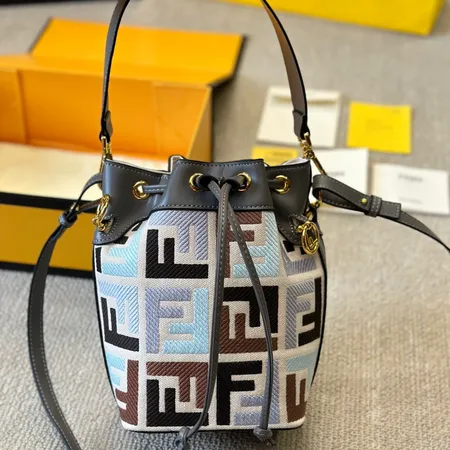 フェンディ ショルダーバッグ