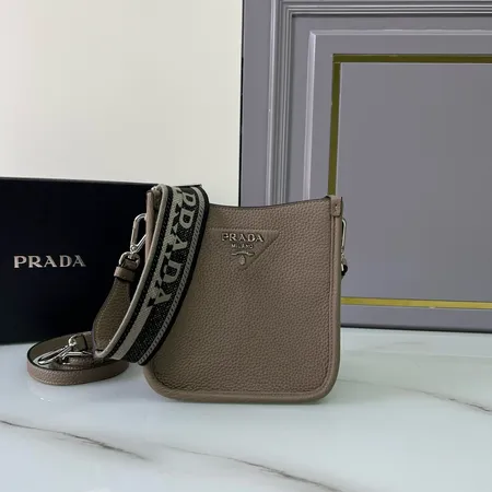 プラダ ショルダーバッグ