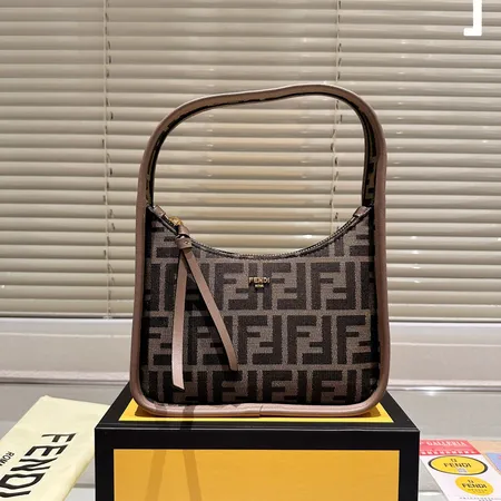 フェンディ ショルダーバッグ