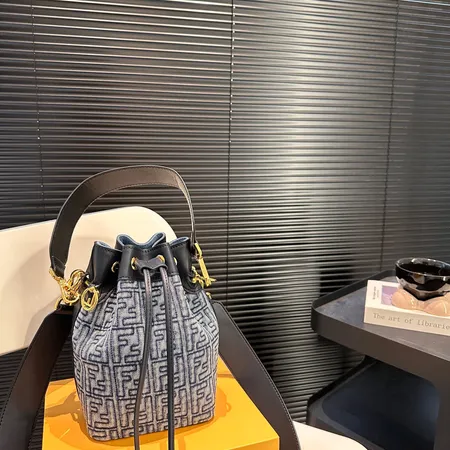 フェンディ ショルダーバッグ