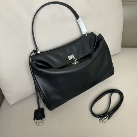 バレンシアガ ショルダーバッグ