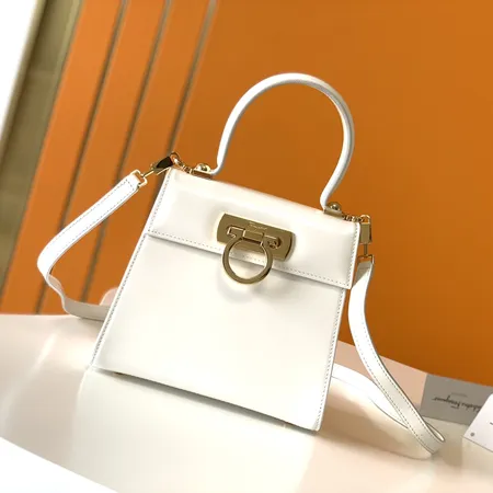 フェラガモ ハンドバッグ