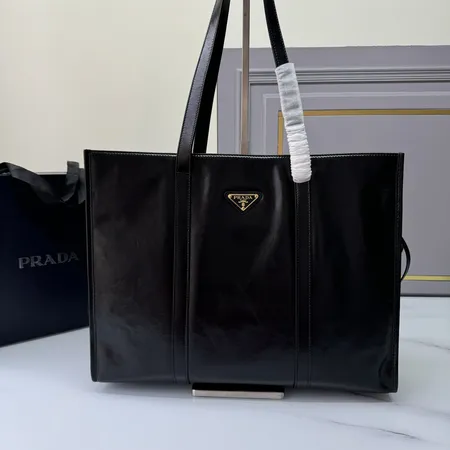 プラダ ハンドバッグ