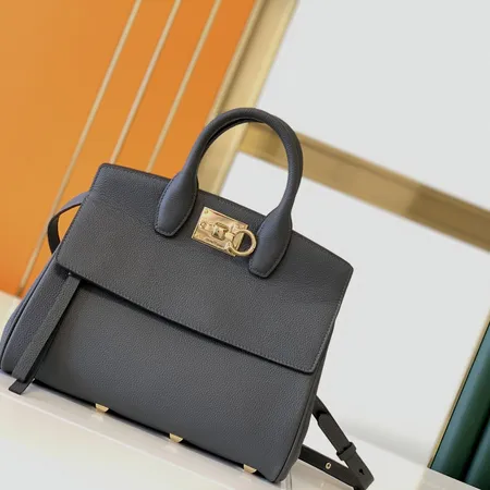 フェラガモ ハンドバッグ