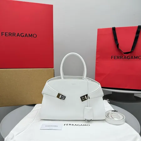 フェラガモ ハンドバッグ