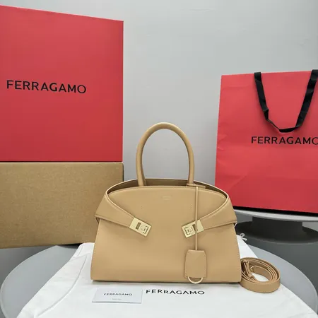 フェラガモ ハンドバッグ