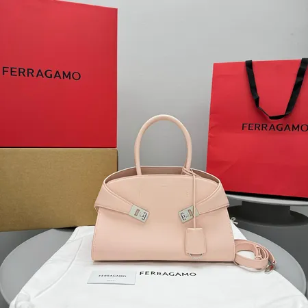 フェラガモ ハンドバッグ