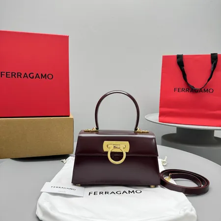 フェラガモ ハンドバッグ