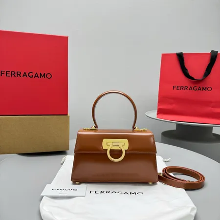 フェラガモ ハンドバッグ